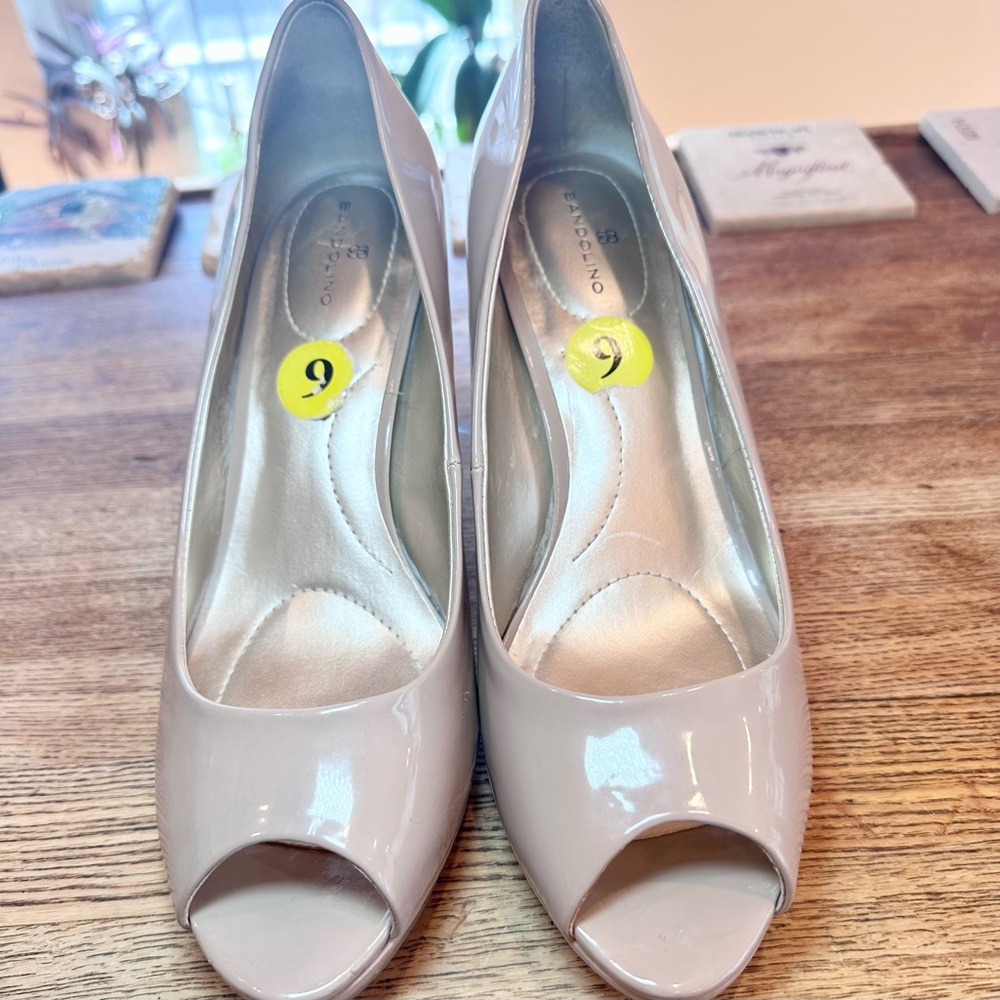 Elegant Bandolino Beige Peep Toe Heels. - Picture 2 of 7
